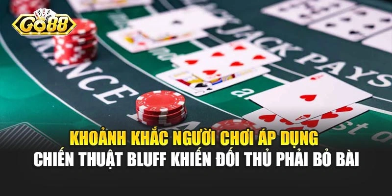 Khoảnh khắc hội viên áp dụng chiến thuật bluff khiến đối thủ phải bỏ bài